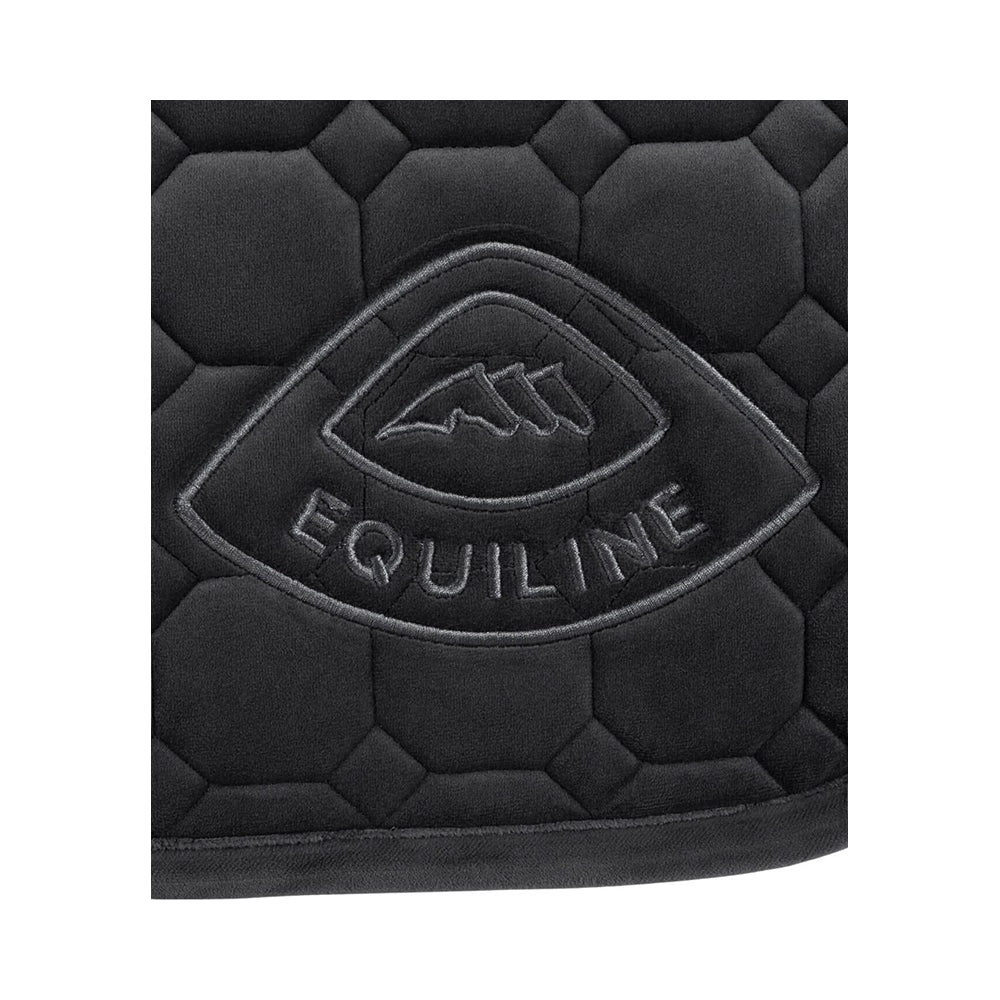 Equiline logo mustassa samettisessa kouluhuovassa, Octagon Velvet satulahuopa