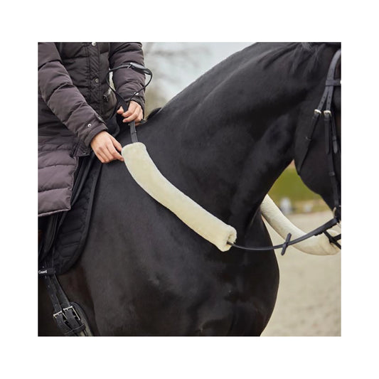 HorseGuard Rein Cover teddy käytössä ohjissa – pehmeä tekoturkis lisää mukavuutta ratsastukseen