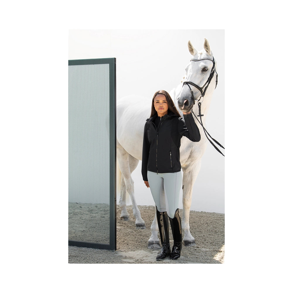 Pikeur Softshell Jacket 5047 musta käytössä tallilla hevosen kanssa