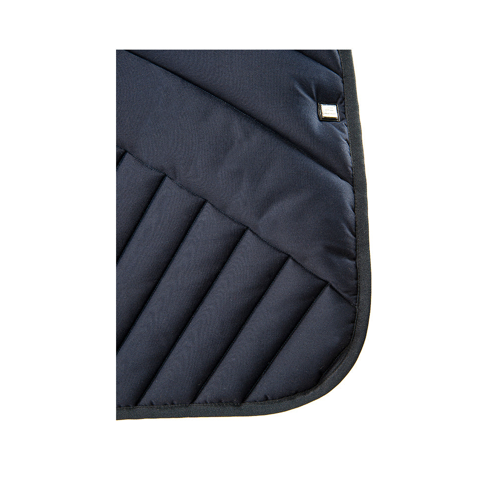 Equiline koulu satulahuopa – laadukas, istuva ja tyylikäs valinta kouluratsastukseen