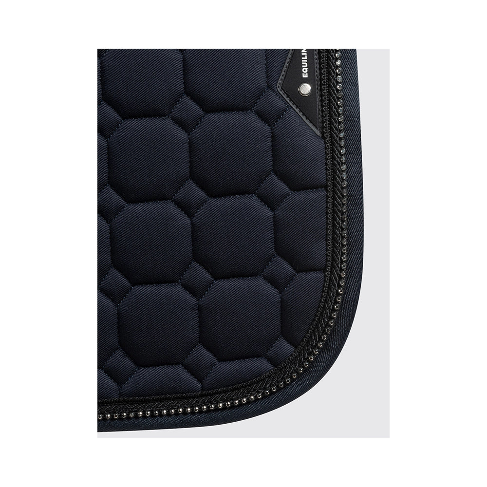 Lähikuva Equiline Octagon -satulahuovan strassiyksityiskohdista ja laadukkaasta tikatusta pinnasta