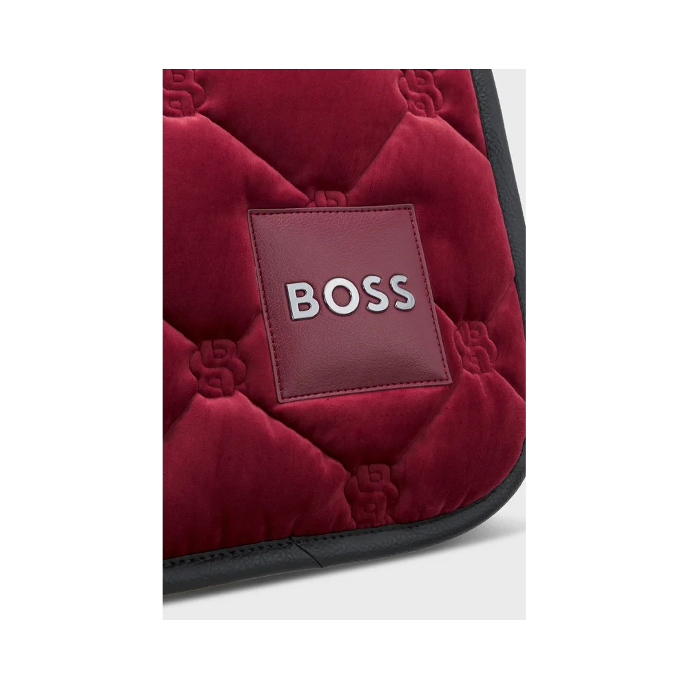 BOSS Equestrianin Dark Red -kouluhuopa, jossa on syvä viininpunainen sävy ja ylellisen näköinen samettipinta.
