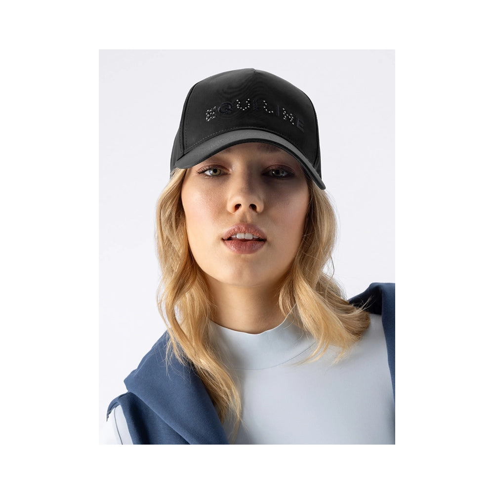 Equiline baseball cap musta edestä sävyyn sopivalla microstud-logolla