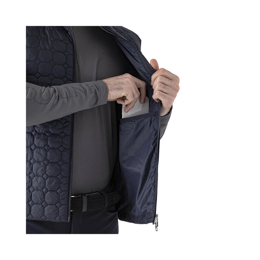 Lähikuva Equiline ErceV Octagon -liivin octagon-tikkauksesta ja brodeeratusta Equiline-logosta