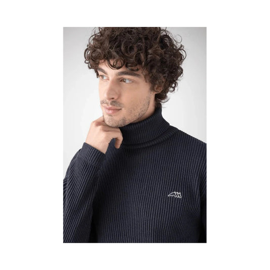 Lähikuva Equiline Rudi -neuleen korkeasta kauluksesta ja hillitystä valkoisesta Equiline-logosta