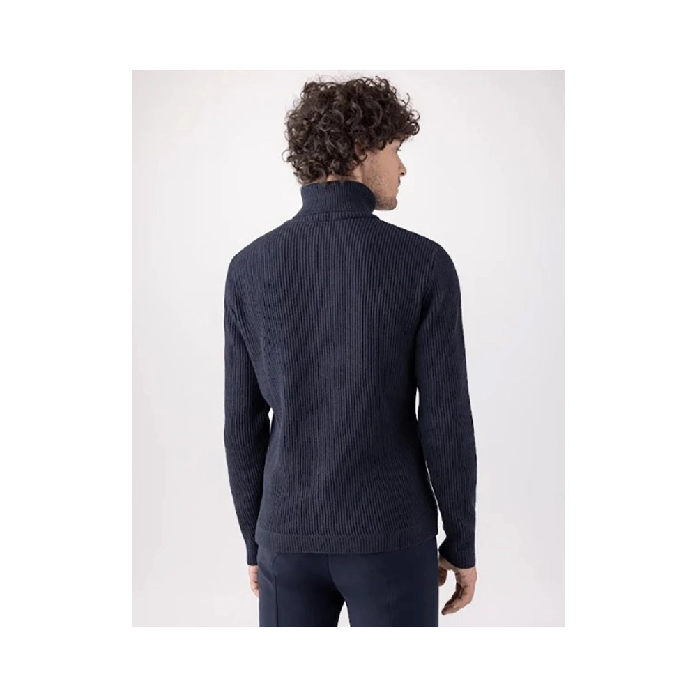 Equiline Rudi miesten neule käytössä, tyylikäs ja lämmin vaate tallille ja arkeen