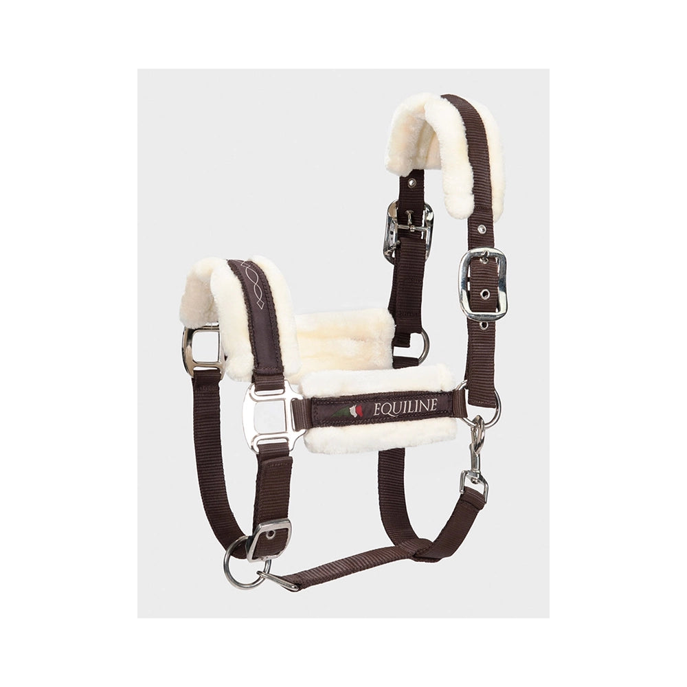 Equiline Tom riimu tekokarvapehmusteella ruskeana hevosen päässä, pehmustettu ja säädettävä riimu