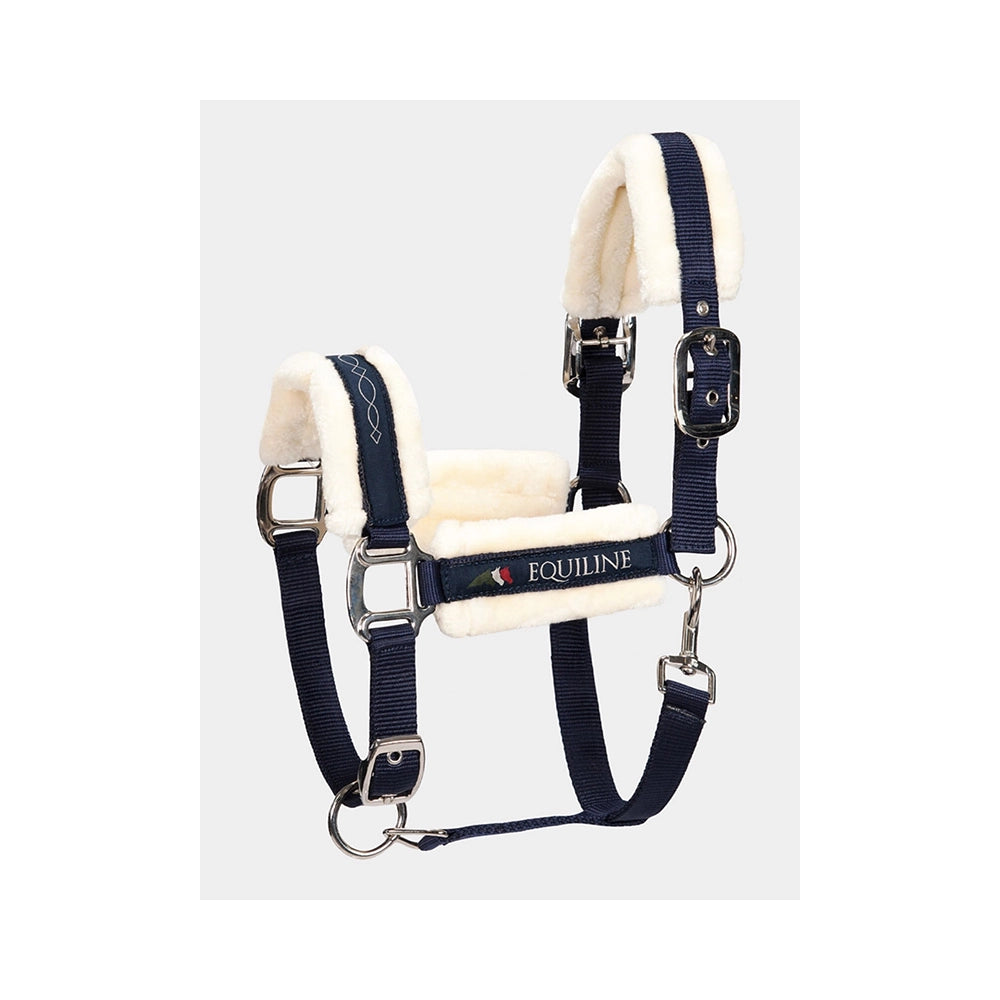 Equiline Tom riimu tekokarvalla tummansinisessä värissä hevosen päässä, mukava ja tukeva riimu