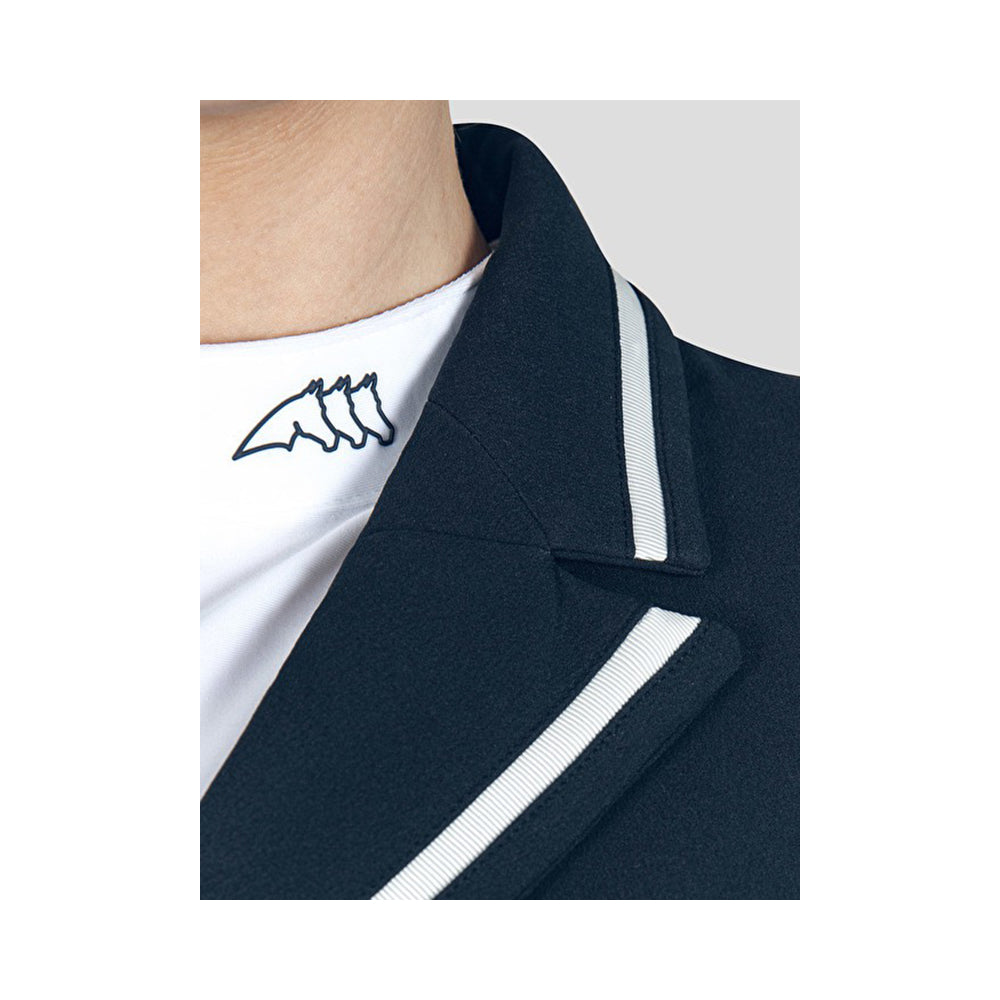 Equiline Unakite naisten kisafrakki käytössä, mukava ja liikkumista seuraava kilpailutakki
