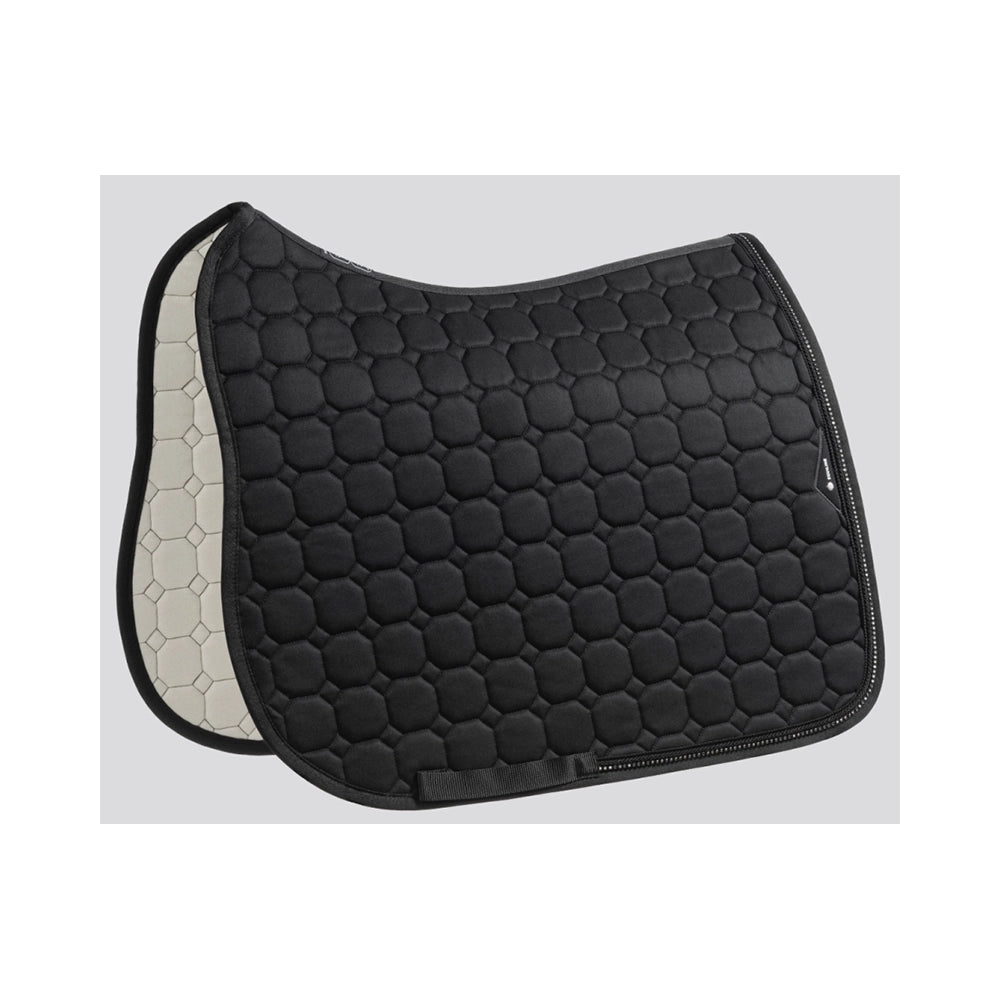 Equiline Octagon koulusatula­huopa strasseilla, tyylikäs ja toimiva varuste kouluratsastukseen
