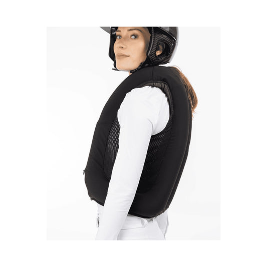 Freejump Airbag paukkuliivi täyttyneenä kaatumistilanteen simuloinnissa