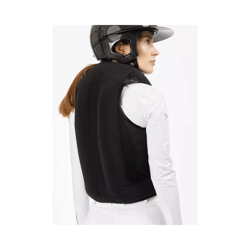 Freejump Airbag turvaliivi takaa ergonominen istuvuus ja selän suojaus