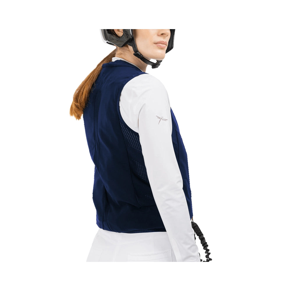 Sininen Freejump Airbag paukkuliivi ratsastajalle