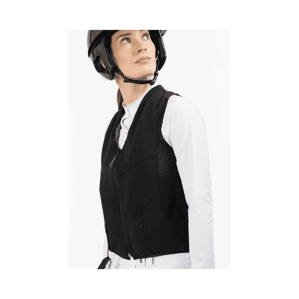 Freejump Airbag turvaliivi sivuprofiilista vartalonmyötäisesti istuvana
