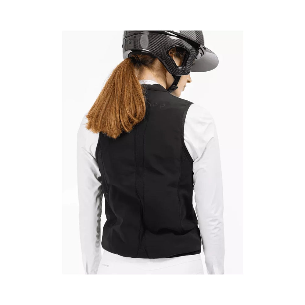 Freejump Airbag turvaliivi takaa kuvattuna selkäsuojan muoto ja istuvuus ratsastajalla
