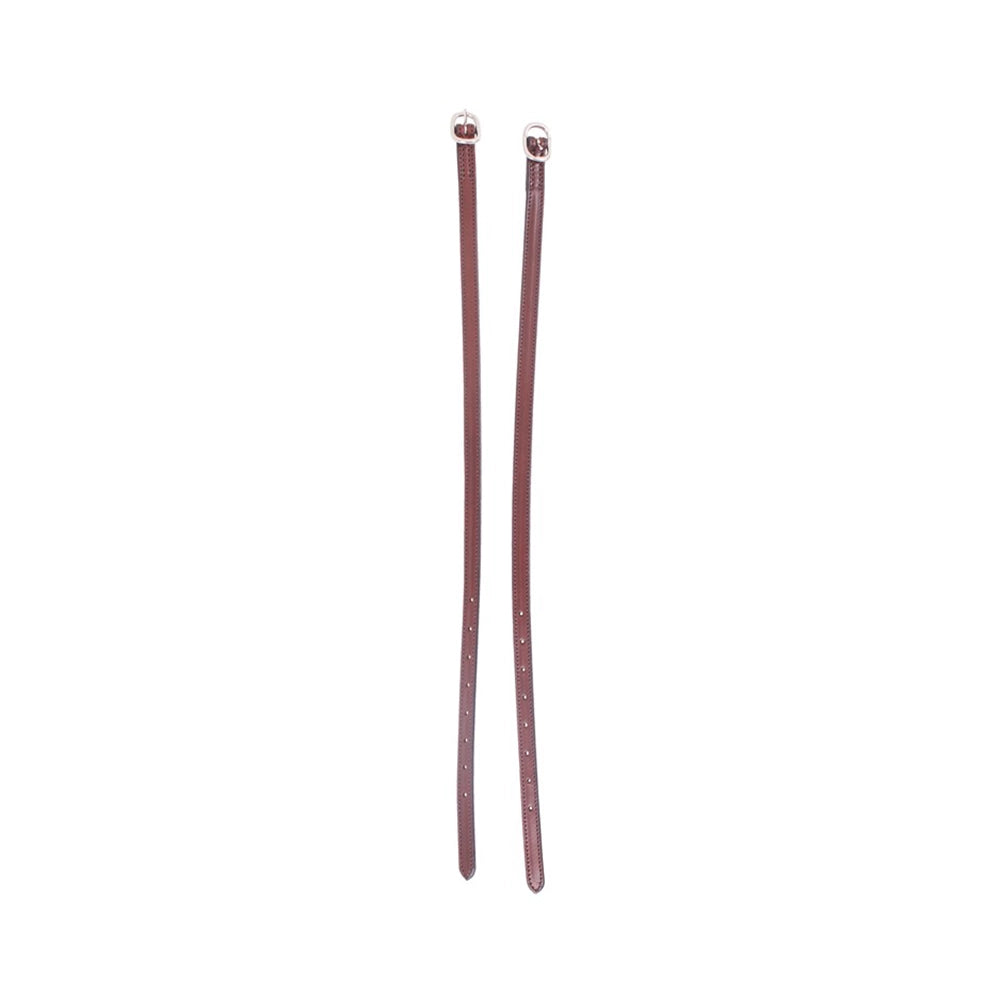 Tyylikkäät ruskeat kannusremmit viimeistelevät klassisen ratsastusasun.
