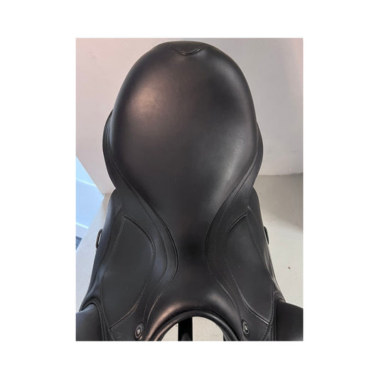 Syvä ja leveä istuin Prestige Brillante AS-X -satulassa, tukee ratsastajaa ja säilyttää apujen herkkyyden