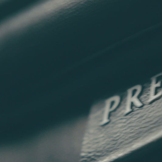 Video esittelee käytetyn Prestige Brillante AS-X D K -yksisiipisen koulusatulan istuvuutta, rakennetta ja viimeistelyä