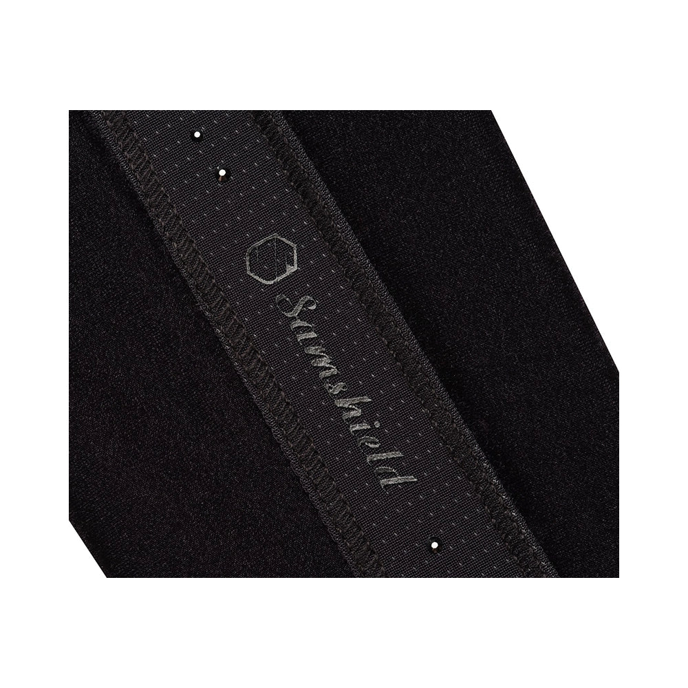 Musta samettinen ratsastuspusero lähikuvassa